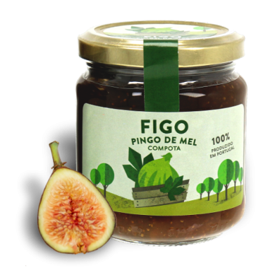 Frasco de compota de figo com rótulo verde e branco e tampa dourada ao lado de figo cortado