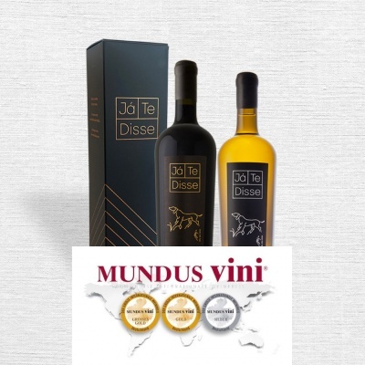 Duas garrafas de vinho Já Te Disse, uma preta e uma âmbar, ao lado de caixa preta e logotipo MUNDUS vini