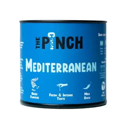 Lata azul do produto THE PINCH MEDITERRANEAN com texto e ícones brancos e pretos