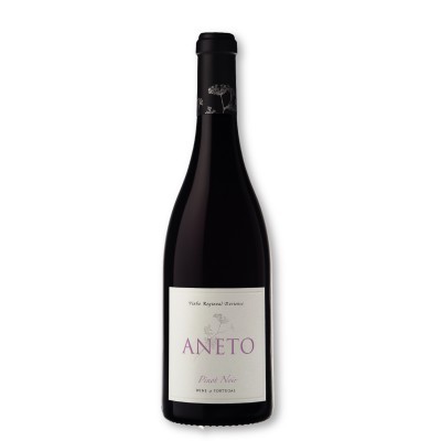 Garrafa de vinho tinto Aneto Pinot Noir com rótulo branco