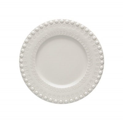 Prato redondo branco com padrão decorativo em relevo na borda