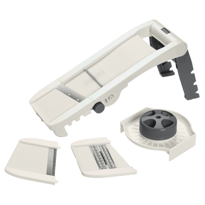 Mandolina de cozinha branca com lâminas intercambiáveis e acessórios sobre fundo branco