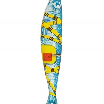 Figura decorativa em forma de peixe pintada de azul e branco com fitas amarelas e objeto laranja.