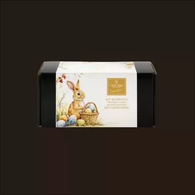 Caixa preta com rótulo branco e decoração de coelho com ovos coloridos.