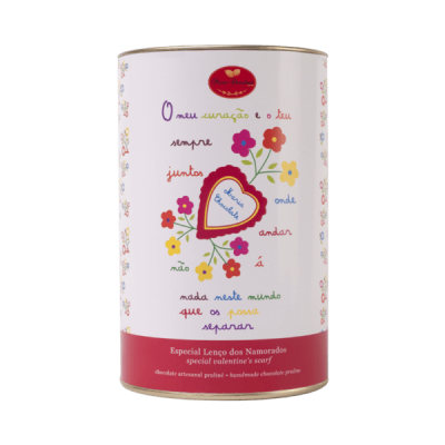 Lata decorada com texto e flores coloridas, contendo chocolates artesanais.