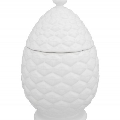 Recipiente branco de cerâmica com tampa em formato oval decorado com padrão de escamas.