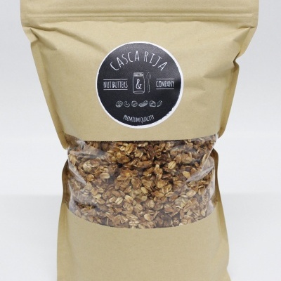 Saco de granola com etiqueta preta CASCA RIJA em fundo branco