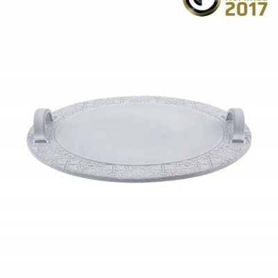 Tabuleiro redondo cinza com padrão decorativo e alças
