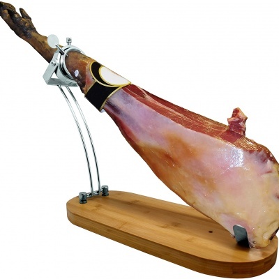 Pernil curado com suporte em madeira e metal
