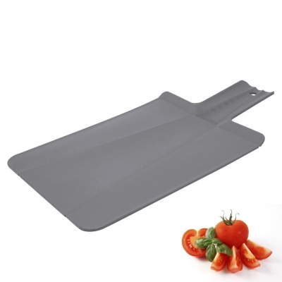 Tabuleiro cinza de plástico para corte com tomates e manjericão