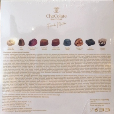 Caixa branca de chocolates assortidos ChoColate Boutique Fernando Monteiro com texto e lista de ingredientes na parte traseira.