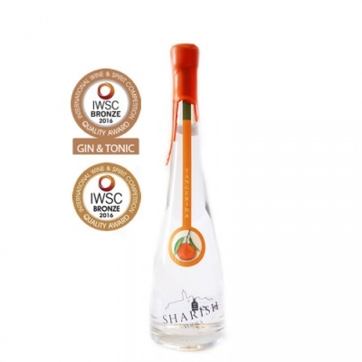 Garrafa de bebida transparente com selo e tampa de cera vermelha e dois prémios IWSC Bronze 2016