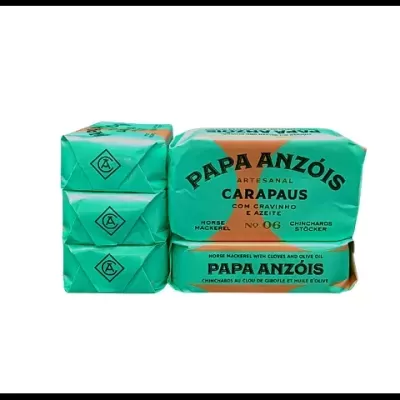 Embalagens verdes de conservas de peixe PAPA ANZOIS com texto em português, inglês e francês