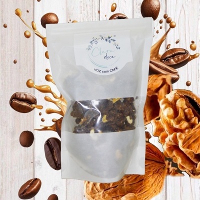 Pacote de nozes com café com rótulo Clara doce