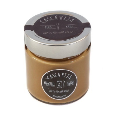 Frasco de vidro com manteiga de caju e rótulo preto com texto branco