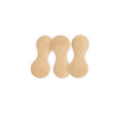 Três biscoitos crocantes formato osso em fundo branco