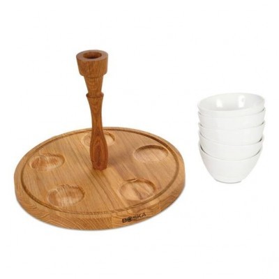 petisqueira redonda em madeira com suporte central e tigelas brancas empilhadas