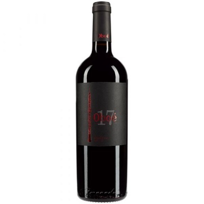 Garrafa de vinho tinto com rótulo preto fosco e texto em vermelho e branco