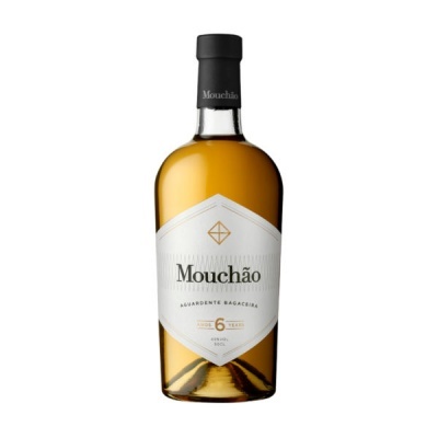 Garrafa de aguardente bagaceira Mouchão com rótulo branco e tampa preta