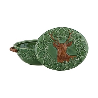 Caçarola verde em cerâmica com tampa decorada com cabeça de cervo em relevo