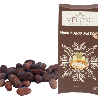 Embalagem de chocolate MELGÃO com grãos de cacau ao lado.