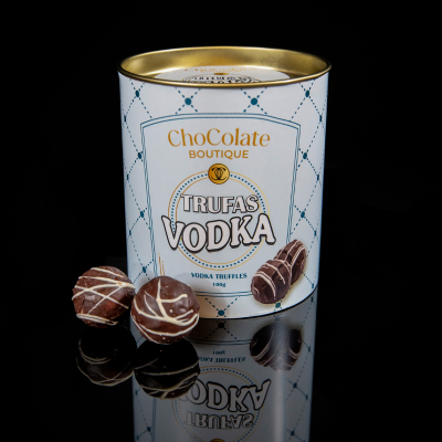 Embalagem branca de trufas de vodka da ChoCOlate Boutique com três trufas ao lado