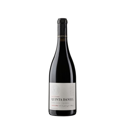 Garrafas de vinho tinto Quinta Daniel com rótulo branco e texto em preto e vermelho