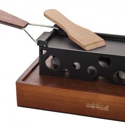 Conjunto de raclette com base de madeira, grelha preta e utensílios com cabos de madeira