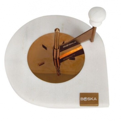Cortador de queijo BOSKA com base branca e parte metálica dourada.