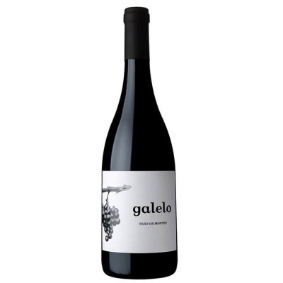 Garrafa de vinho tinto com rótulo branco e texto galelo TRÁS-OS-MONTES