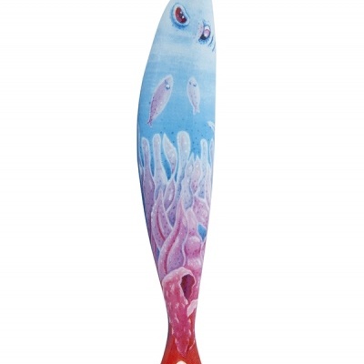 Prancha de madeira pintada com padrão de peixe azul e coral rosa