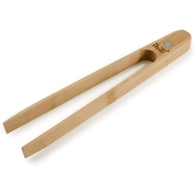 Pinça de cozinha em madeira clara com texto e logotipo 'Isbit'