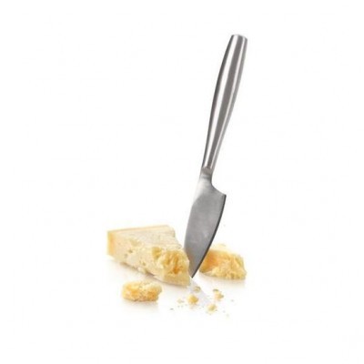 Faca de queijo em pedaço de queijo duro amarelo com textura quebradiça