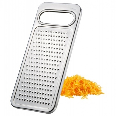Ralador de cozinha metálico com cenoura ralada