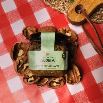 Frasco de patê de grelos e nozes COLINHA ALDEIA com nozes partidas ao redor em toalha xadrez vermelha e branca