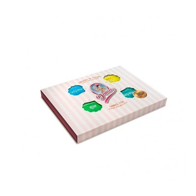 Caixa de chocolates coloridos com padrão riscado rosa claro e branco