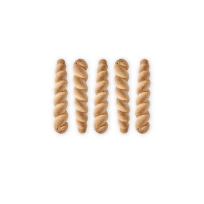 Cinco bastões curtos de massa fusilli bege com textura granular sobre fundo branco