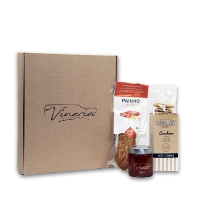 Caixa de cartão com produtos alimentares: embutido, frasco e pacote de bolachas