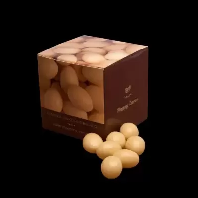 Caixa de bombons de chocolate branco com amêndoas e bombons ao lado