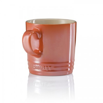 Caneca de cerâmica laranja com alça e texto LE CREUSET em relevo
