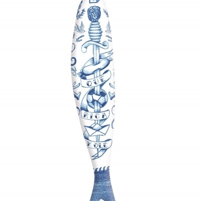 Almofada comprida em forma de peixe com padrão azul e branco e desenhos, texto e símbolos