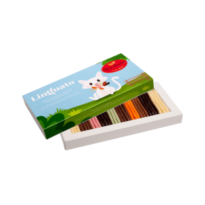 Caixa aberta de biscoitos coloridos com embalagem ilustrada de gato branco