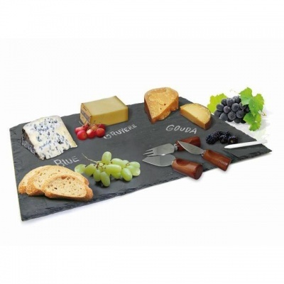 Tabuleiro com queijos Blue, Gruyère e Gouda, uvas, pão e utensílios para queijo