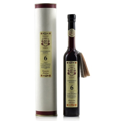 Frasco de condimento antigo com tubo de embalagem branco