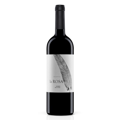 Garrafa de vinho tinto com rótulo branco e pena desenhada