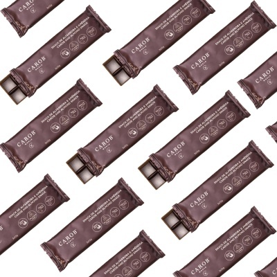 Barras de chocolate Carob em embalagem castanha com texto branco, parcialmente abertas sobre fundo branco.