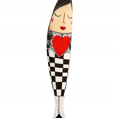 Boneco decorativo com rosto desenhado e padrões em preto, branco e vermelho