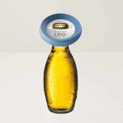 Abridor de garrafas BarzHoff Leo azul colocado em garrafa amarela