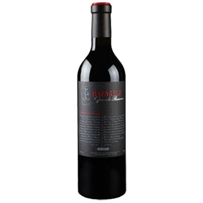 Garrafa de vinho tinto com rótulo preto e texto vermelho BAFARÉLA