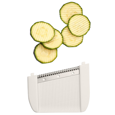 Fatias onduladas de curgete com utensílio de corte branco